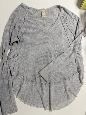 Free People Light Gray V-Neck Long Sleeve Catalina Top